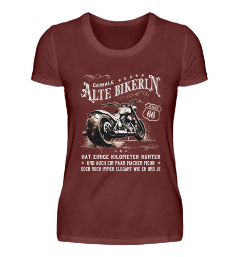 Ein Bikerin T-Shirt zum Geburtstag für Motorradfahrerinnen von Wingbikers mit dem Aufdruck, Alte Bikerin - 66 Jahre - Einige Kilometer Runter - Doch elegant wie eh und je - in weinrot.