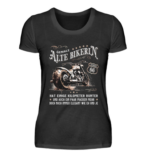 Ein Bikerin T-Shirt zum Geburtstag für Motorradfahrerinnen von Wingbikers mit dem Aufdruck, Alte Bikerin - 66 Jahre - Einige Kilometer Runter - Doch elegant wie eh und je - in schwarz.