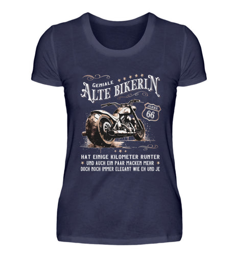 Ein Bikerin T-Shirt zum Geburtstag für Motorradfahrerinnen von Wingbikers mit dem Aufdruck, Alte Bikerin - 66 Jahre - Einige Kilometer Runter - Doch elegant wie eh und je - in navy blau.