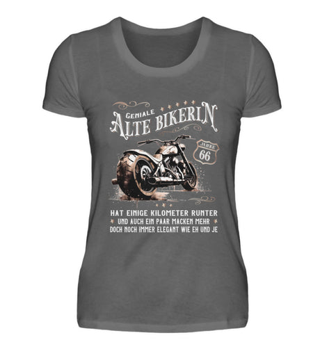 Ein Bikerin T-Shirt zum Geburtstag für Motorradfahrerinnen von Wingbikers mit dem Aufdruck, Alte Bikerin - 66 Jahre - Einige Kilometer Runter - Doch elegant wie eh und je - in dunkelgrau.