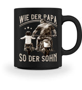 Eine Tasse für Motorradfahrende Väter von Wingbikers, mit dem beidseitigen Aufdruck, Wie der Papa, so der Sohn, in schwarz.