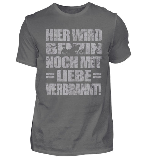 Ein Biker T-Shirt für Motorradfahrer von Wingbikers mit dem Aufdruck, Hier wird Benzin noch mit Liebe verbrannt  - in grau.