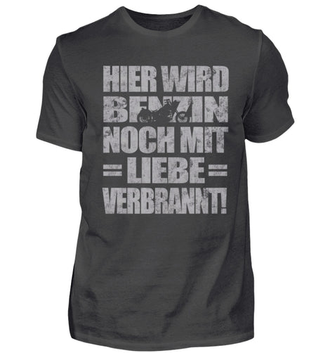 Ein Biker T-Shirt für Motorradfahrer von Wingbikers mit dem Aufdruck, Hier wird Benzin noch mit Liebe verbrannt  - in dunkelgrau.