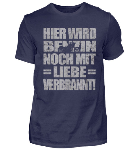 Ein Biker T-Shirt für Motorradfahrer von Wingbikers mit dem Aufdruck, Hier wird Benzin noch mit Liebe verbrannt  - in navy blau.