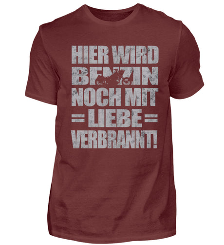 Ein Biker T-Shirt für Motorradfahrer von Wingbikers mit dem Aufdruck, Hier wird Benzin noch mit Liebe verbrannt  - in weinrot.