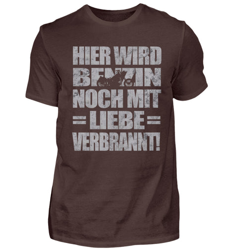 Ein Biker T-Shirt für Motorradfahrer von Wingbikers mit dem Aufdruck, Hier wird Benzin noch mit Liebe verbrannt  - in braun.