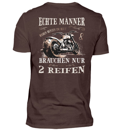 Ein T-Shirt für Motorradfahrer von Wingbikers mit dem Aufdruck, Echte Männer brauchen nur 2 Reifen, als Back Print, in braun.