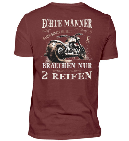 Ein T-Shirt für Motorradfahrer von Wingbikers mit dem Aufdruck, Echte Männer brauchen nur 2 Reifen, als Back Print, in weinrot.