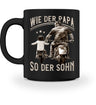 Eine Tasse für Motorradfahrende Väter von Wingbikers, mit dem beidseitigen Aufdruck, Wie der Papa, so der Sohn, in schwarz.