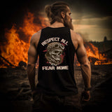 Ein Biker mit einem Tanktop für Motorradfahrer von Wingbikers mit dem Aufdruck, Respect All - Fear None, mit Back Print, in schwarz.