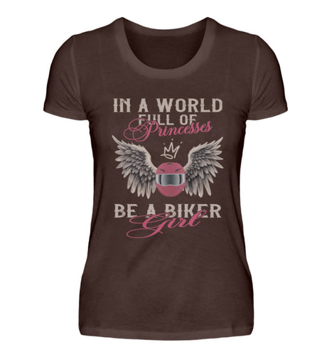 Ein T-Shirt für Motorradfahrerinnen von Wingbikers mit dem Aufdruck, In A World Full Of Princesses - Be A Biker Girl, in braun.