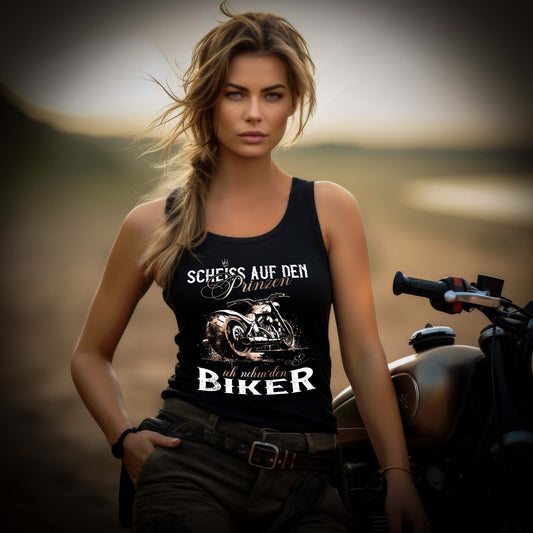 Eine Frau mit einem Tanktop für Motorradfahrerinnen von Wingbikers mit dem Aufdruck, Scheiß auf den Prinzen, ich nehm' den Biker, in schwarz.
