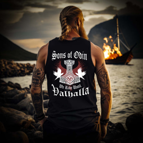 Ein Biker mit einem Tanktop für Motorradfahrer von Wingbikers mit dem Aufdruck, Sons of Odin - We Ride Until Valhalla, als Back Print, in schwarz.