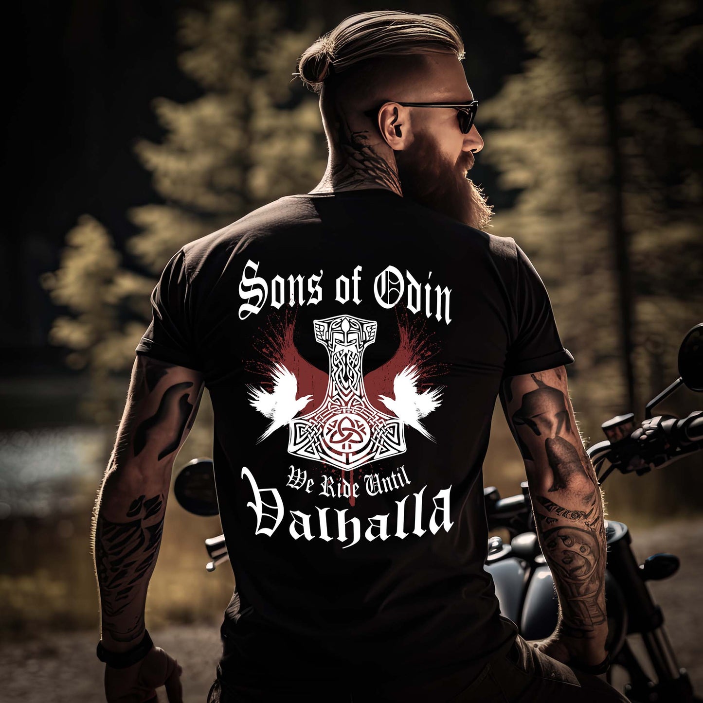 Ein Biker mit einem T-Shirt für Motorradfahrer von Wingbikers mit dem Aufdruck, Sons of Odin - We Ride Until Valhalla, als Back Print, in schwarz.