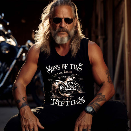 Ein Biker mit einem Tanktop für Motorradfahrer von Wingbikers mit dem Aufdruck, Sons of the Fifties - Vintage Biker, in schwarz.