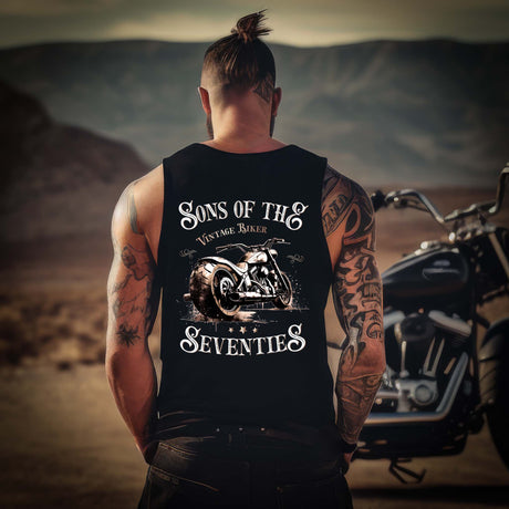 Ein Biker mit einem Tanktop für Motorradfahrer von Wingbikers mit dem Aufdruck, Sons of the Seventies - Vintage Biker, mit Back Print, in schwarz.