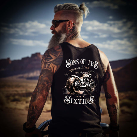 Ein Biker mit einem Tanktop für Motorradfahrer von Wingbikers mit dem Aufdruck, Sons of the Sixties - Vintage Biker - als Back Print, in schwarz.