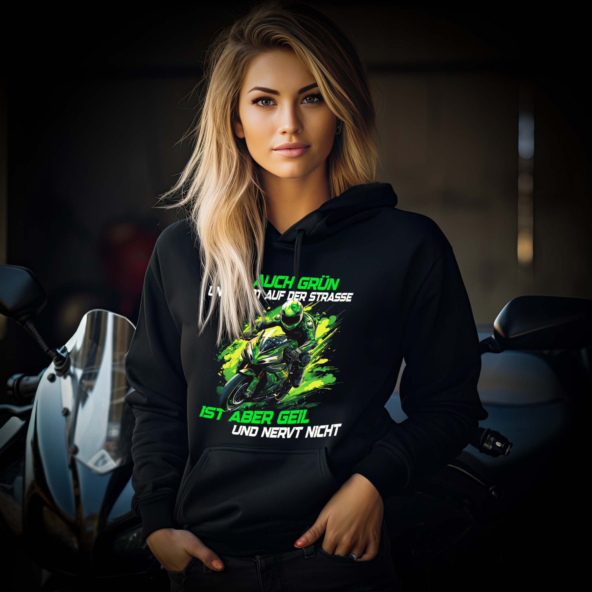 Ein Frau mit einem Damen Hoodie für Motorradfahrerinnen von Wingbikers mit dem Aufdruck, Supersportler - Ist auch grün und klebt auf der Straße, ist aber geil und nervt nicht, in schwarz.
