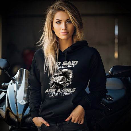 Ein Bikerin mit einem Hoodie für Motorradfahrerinnen von Wingbikers mit dem Aufdruck, Who Said Diamonds Are A Girls Best Friend, in schwarz.