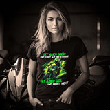 Eine Frau mit einem T-Shirt für Motorradfahrerinnen von Wingbikers mit dem Aufdruck, Supersportler - Ist auch grün und klebt auf der Straße, ist aber geil und nervt nicht, in schwarz.