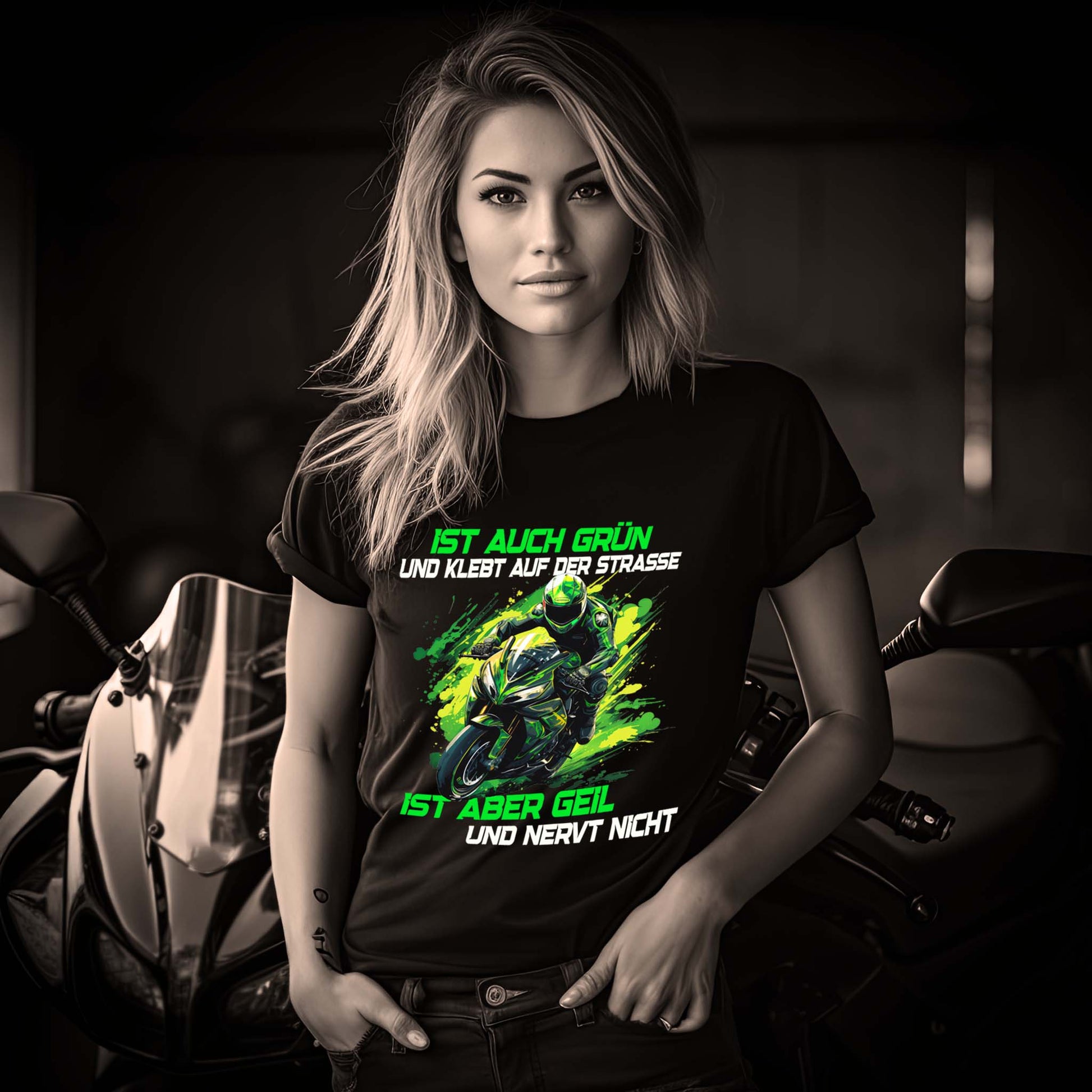Eine Frau mit einem T-Shirt für Motorradfahrerinnen von Wingbikers mit dem Aufdruck, Supersportler - Ist auch grün und klebt auf der Straße, ist aber geil und nervt nicht, in schwarz.
