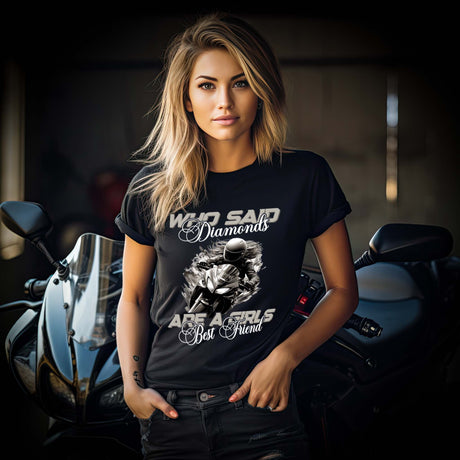 Ein Bikerin mit einem T-Shirt für Motorradfahrerinnen von Wingbikers mit dem Aufdruck, Who Said Diamonds Are A Girls Best Friend, in schwarz.