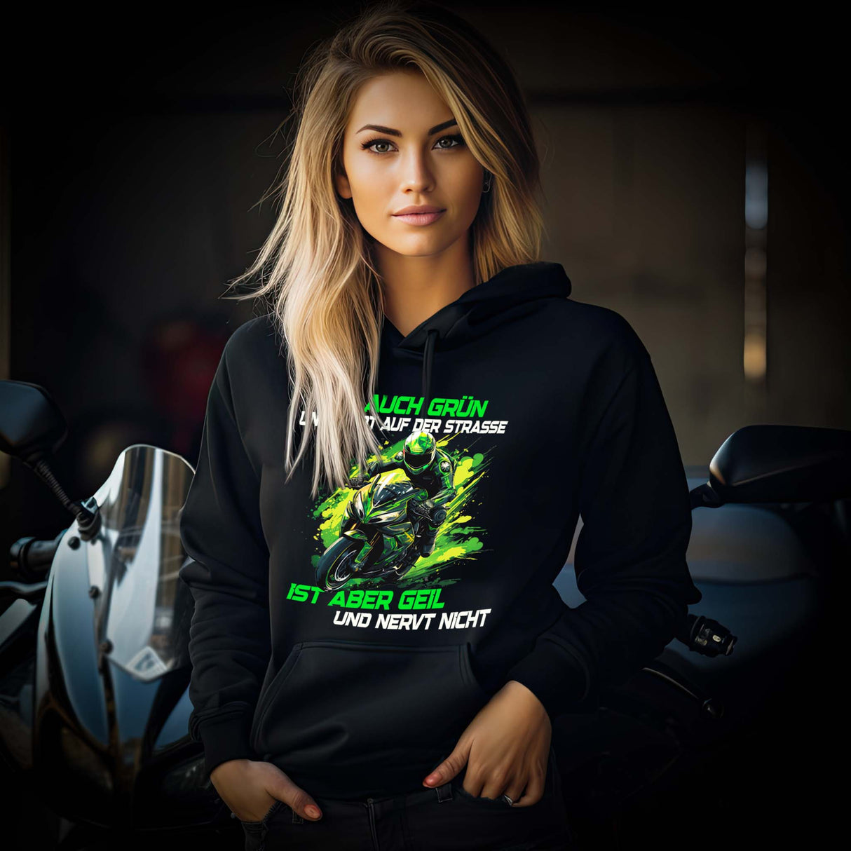 Ein Hoodie für Motorradfahrerinnen von Wingbikers mit dem Aufdruck, Ist auch grün und klebt auf der Straße, ist aber geil und nervt nicht, in schwarz.