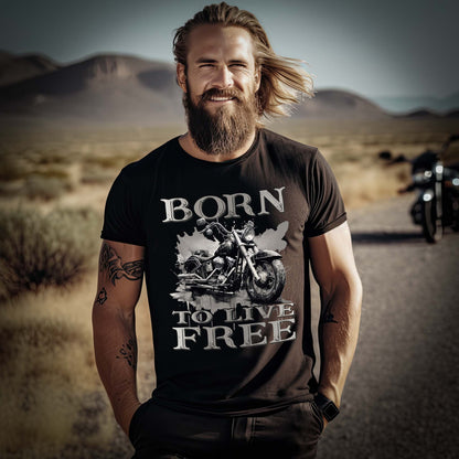 Ein Motorradfahrer mit einem Biker T-Shirt von Wingbikers mit dem Aufdruck,  Born to Live Free, in schwarz. 