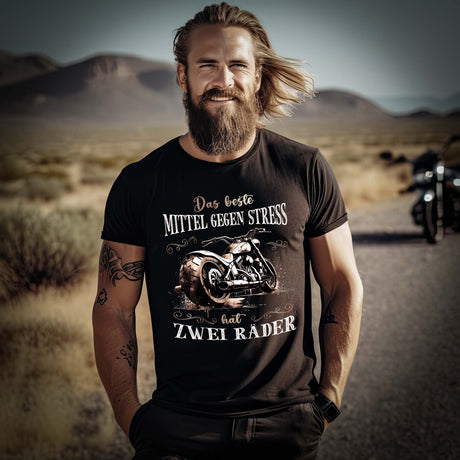 Ein Motorradfahrer mit einem Biker T-Shirt von Wingbikers mit dem Aufdruck, Das beste Mittel gegen Stress hat 2 Räder, in schwarz.