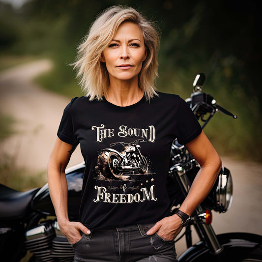 Eine Motorradfahrerin mit einem T-Shirt von Wingbikers mit dem Aufdruck, The Sound auf Freedom- leger geschnitten, in schwarz.