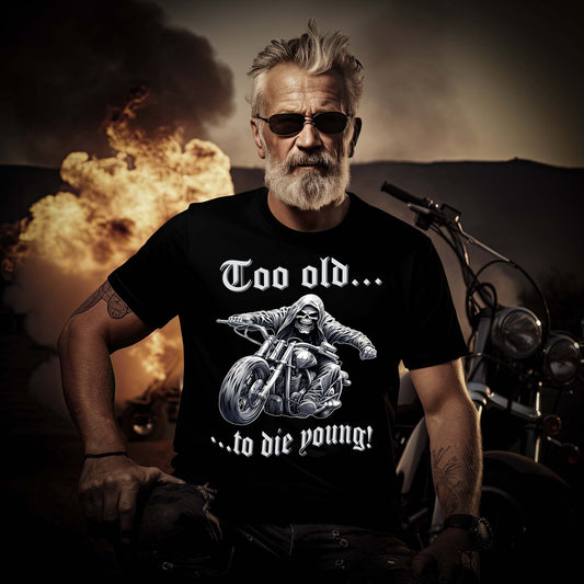 Ein Biker mit einem T-Shirt für Motorradfahrer von Wingbikers mit dem Aufdruck, Too old to die young! - in schwarz.