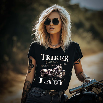 Ein Frau mit einem T-Shirt für Trike Fahrerinnen von Wingbikers mit dem Aufdruck, Triker Lady - Triker Life, im vintage Stil, in schwarz.