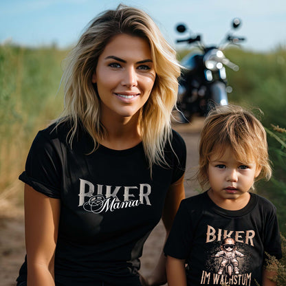 Eine Mutter mit einem T-Shirt für Motorradfahrerende Mamas von Wingbikers mit dem Aufdruck, Biker Mama, in schwarz.