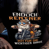 Ein Biker mit einem T-Shirt für Motorradfahrer von Wingbikers mit dem Aufdruck, Endlich Rente, Zeit für die wichtigen Dinge, in schwarz.