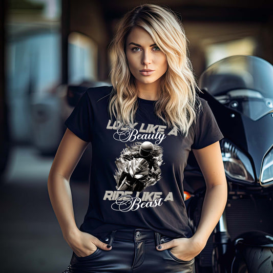 Ein Frau mit einem T-Shirt für Motorradfahrerinnen von Wingbikers mit dem Aufdruck, Look like a Beauty - Ride like a Beast, in schwarz.
