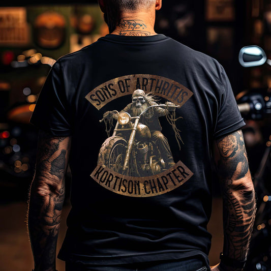 Ein Biker mit einem T-Shirt für Motorradfahrer von Wingbikers mit dem Aufdruck, Sons of Arthritis - Kortison Chapter, in schwarz. 