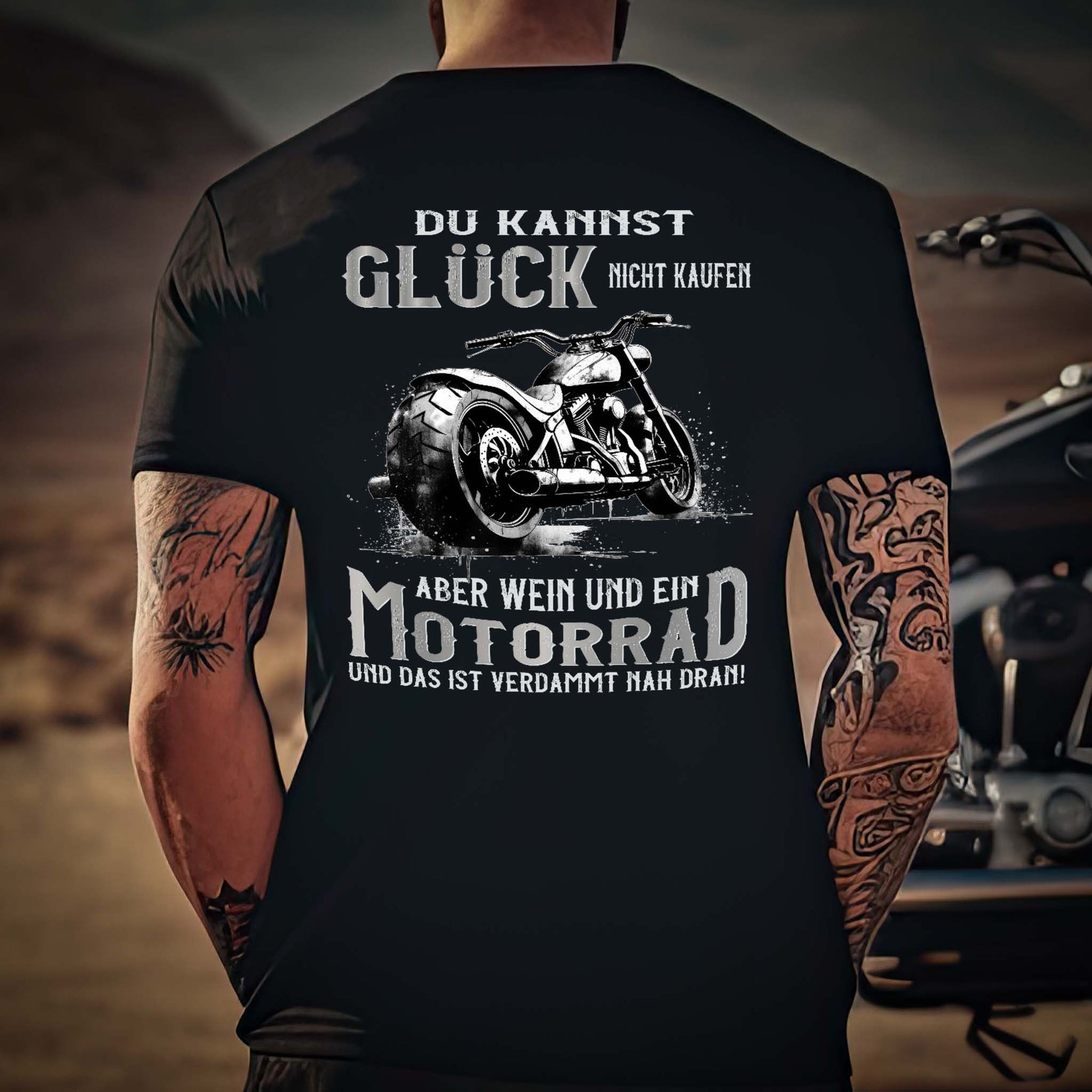 Ein Biker mit einem T-Shirt für Motorradfahrer von Wingbikers mit dem Aufdruck, Du kannst Glück nicht kaufen, aber Wein und ein Motorrad und das ist verdammt nah dran! - in schwarz, als Back Print. 