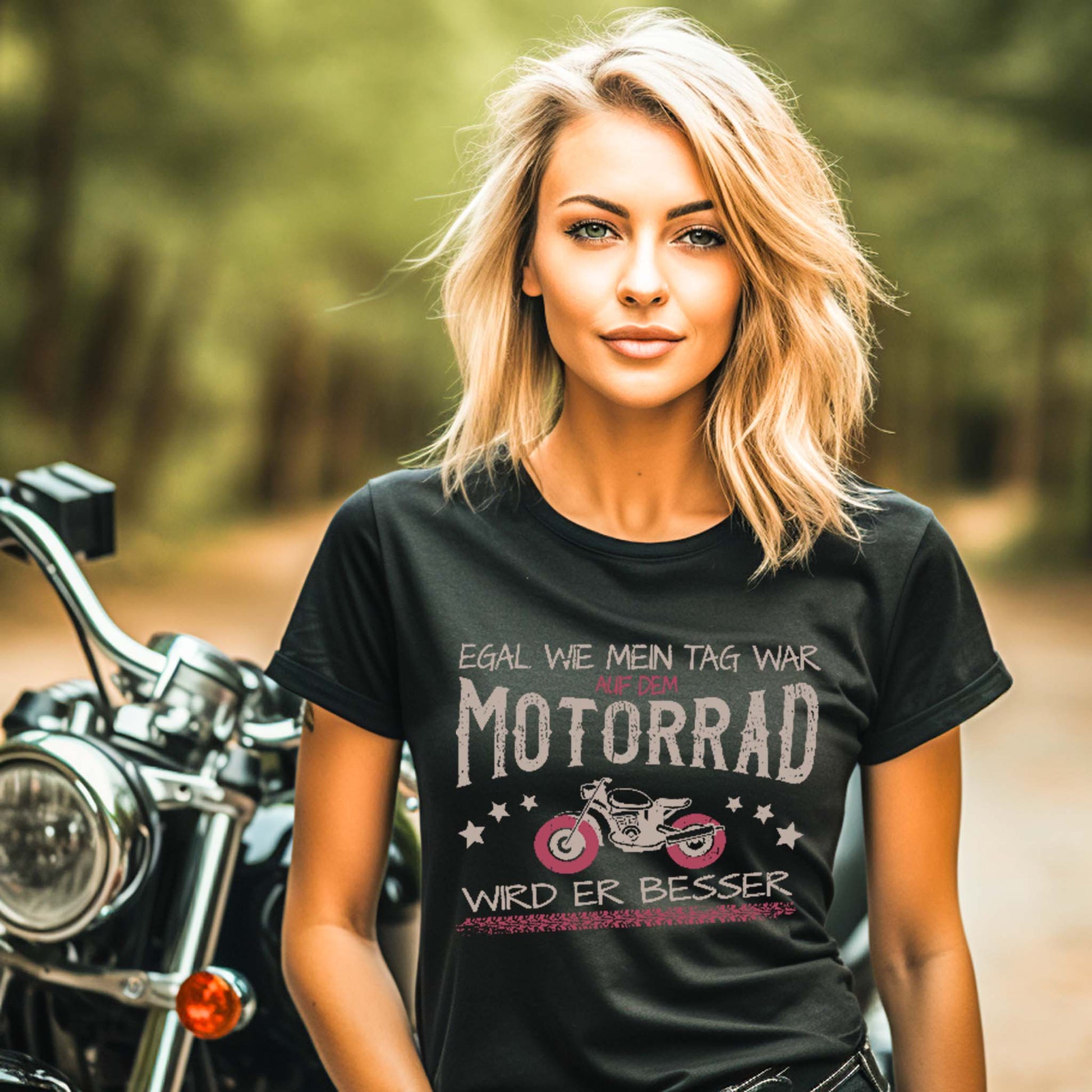 Eine Frau mit einem T-Shirt für Motorradfahrerinnen von Wingbikers mit dem Aufdruck, Egal wie mein Tag war, in schwarz.