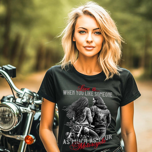 Eine Motorradfahrerin mit einem T-Shirt von Wingbikers mit dem Aufdruck, Love is... When You Like Someone As Much As Your Motorcycle, in schwarz.