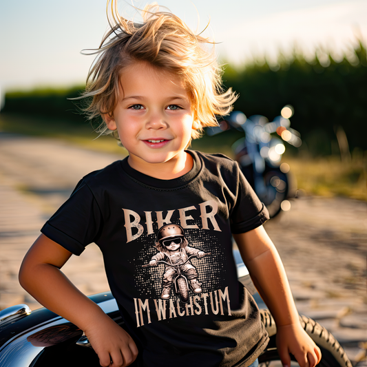 Ein Junge mit einem Motorrad T-Shirt für Kinder von Wingbikers, mit dem Aufdruck, Biker im Wachstum, in schwarz.
