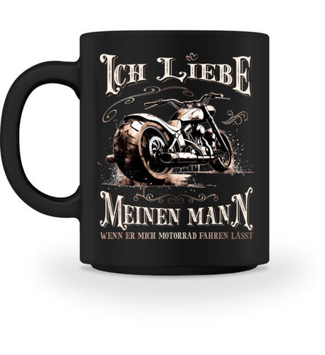 Eine Tasse für Motorradfahrer von Wingbikers, mit dem beidseitigen Aufdruck, Ich liebe meinen Mann, wenn er mich Motorrad fahren lässt! - in schwarz.