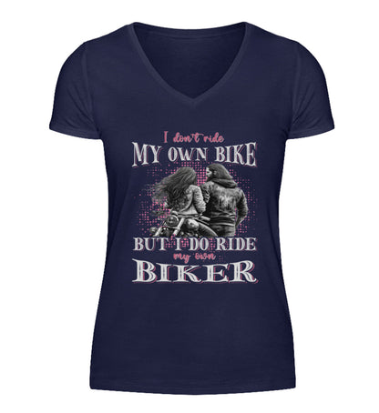 Ein T-Shirt mit V-Ausschnitt für Motorradfahrerinnen von Wingbikers mit dem Aufdruck, I Don't Ride My Own Bike, But I Do Ride My Own Biker, in navy blau.