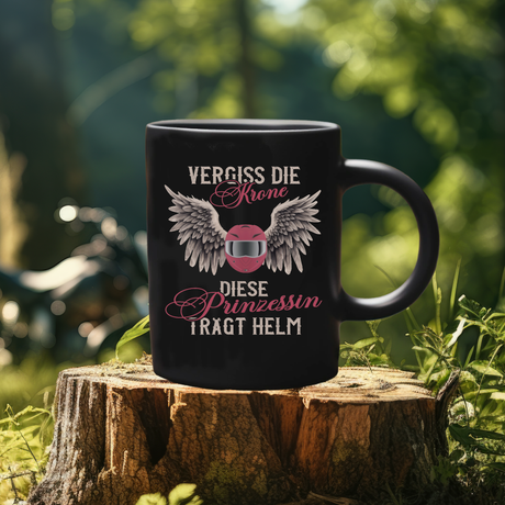 Eine Tasse für Motorradfahrerinnen von Wingbikers, mit dem beidseitigen Aufdruck, Vergiss die Krone - Diese Prinzessin trägt Helm, in schwarz.