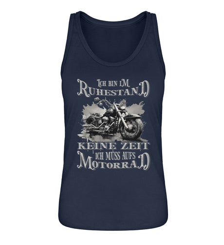 Ein Tanktop für Motorradfahrerinnen von Wingbikers mit dem Aufdruck, Ich bin im Ruhestand - Keine Zeit - Ich muss aufs Motorrad, im vintage Stil in navy blau.