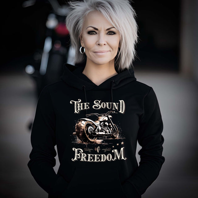 Eine Motorradfahrerin mit einem Hoodie von Wingbikers mit dem Aufdruck, The Sound auf Freedom, in schwarz.