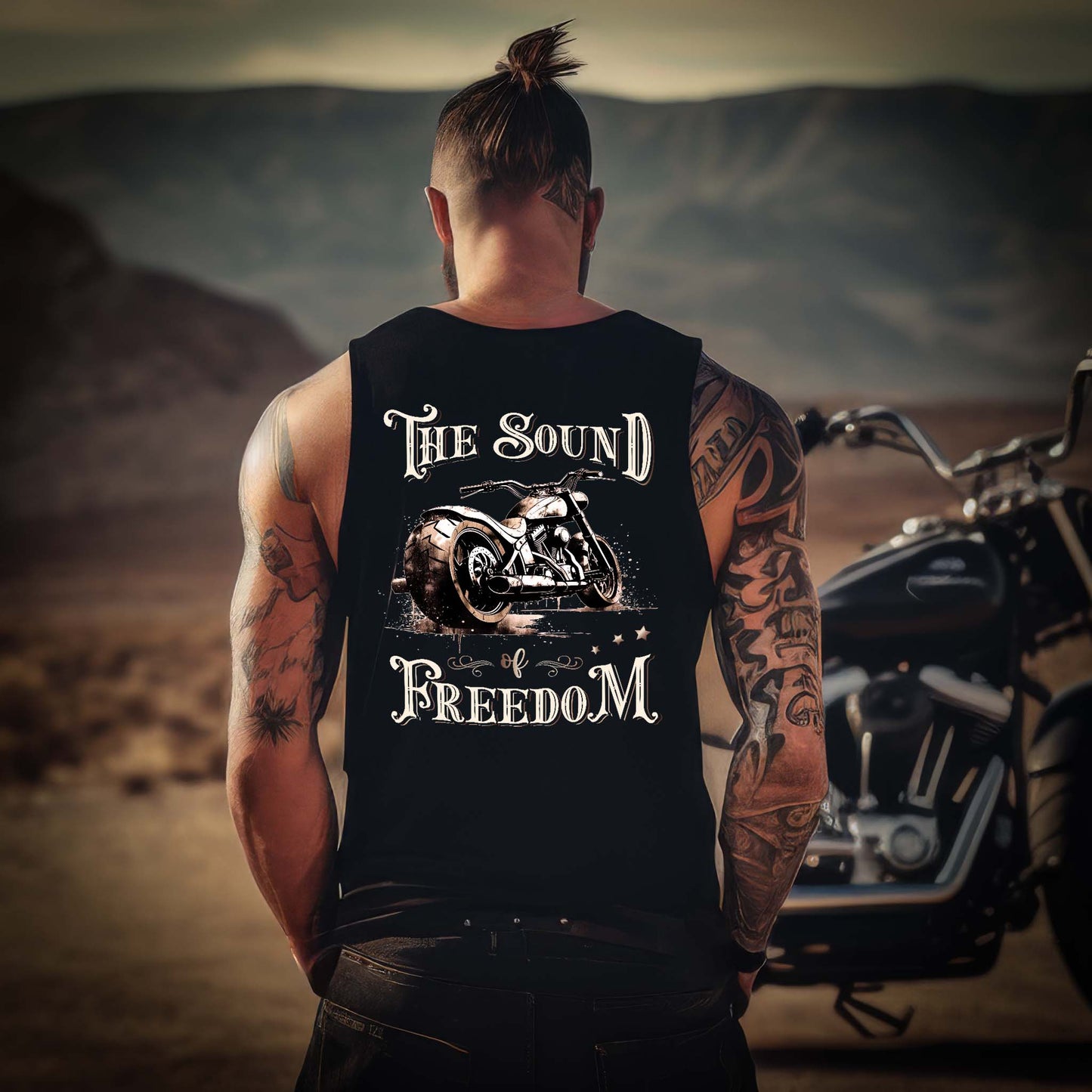 Ein Biker mit einem Tanktop für Motorradfahrer von Wingbikers mit dem Aufdruck, The Sound of Freedom, mit Back Print, in schwarz.
