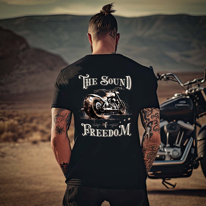 Ein Motorradfahrer mit einem T-Shirt von Wingbikers mit dem Aufdruck, The Sound of Freedom, als Back Print, in schwarz.