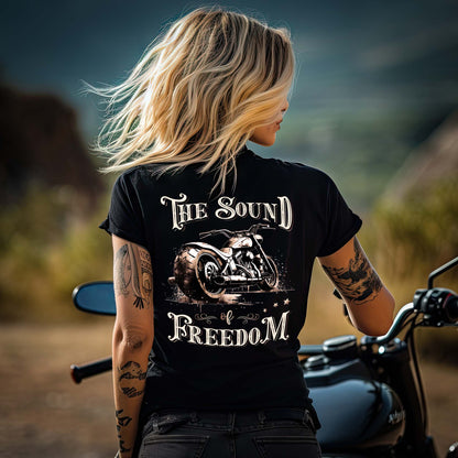 Eine Motorradfahrerin mit einem T-Shirt von Wingbikers mit dem Aufdruck, The Sound auf Freedom, als Backprint, leger geschnitten, in schwarz.