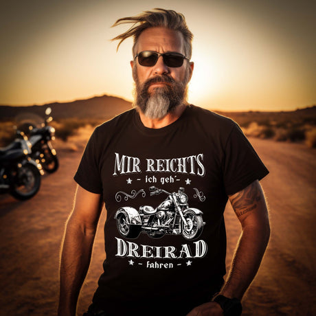 Ein Triker mit einem T-Shirt für Trikefahrer von Wingbikers mit dem Aufdruck, Mir reichts, ich geh´ Dreirad fahren, in schwarz.