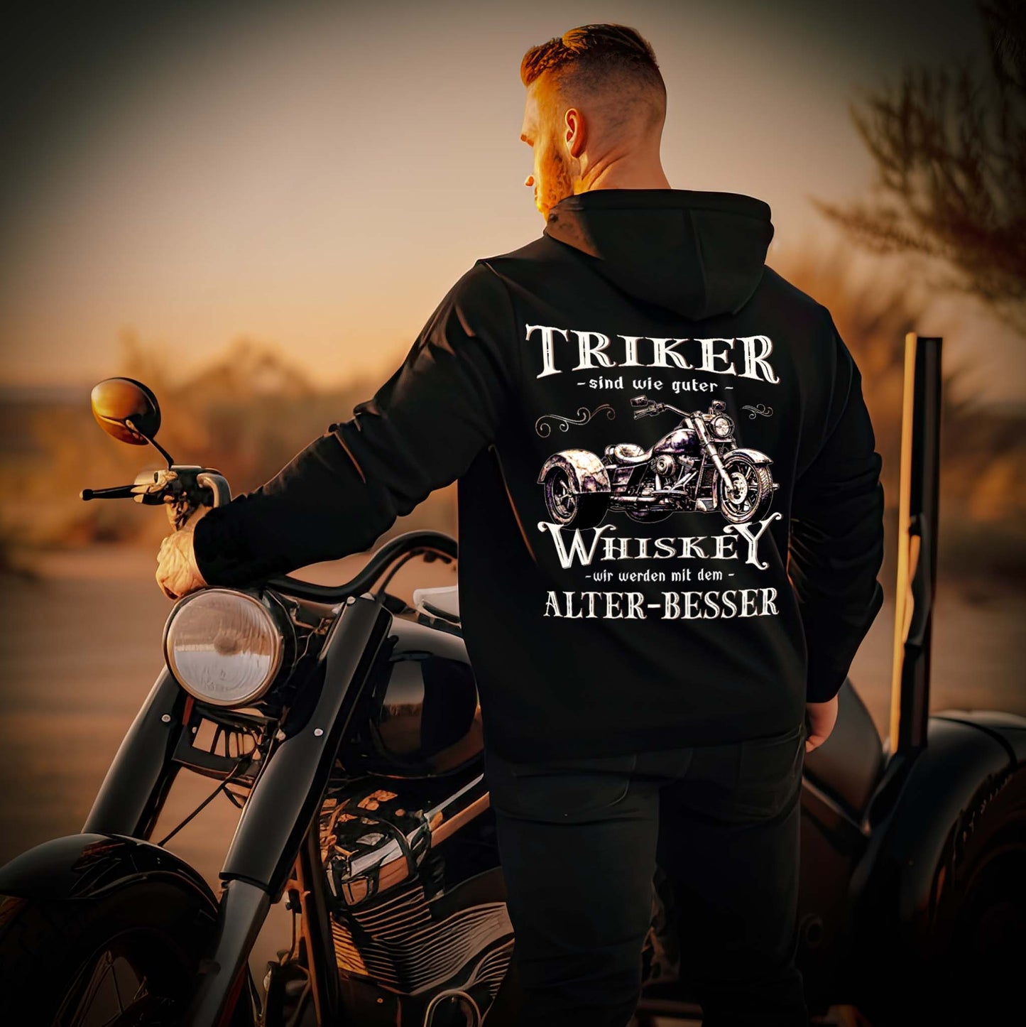 Ein Triker mit einer Reißverschluss-Jacke für Trike Fahrer von Wingbikers mit dem Aufdruck, Triker sind wie guter Whiskey - Wir werden mit dem Alter besser, in schwarz.